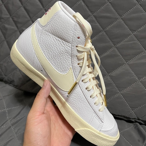 NWT Nike women sneakers blazer mid 77 VNTG EMB whit charm Limited Edition - Picture 2 of 11